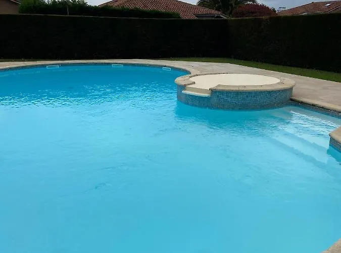 Grand En Calme Avec Piscine
